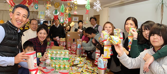 A Brighter Christmas Nu Skin Volunteers putting Christmas gifts together.